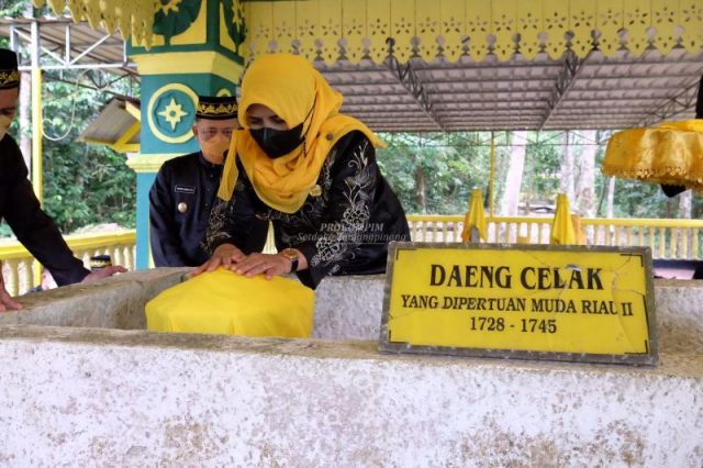 Kenang Jasa Pahlawan, Ziarah ke Makam