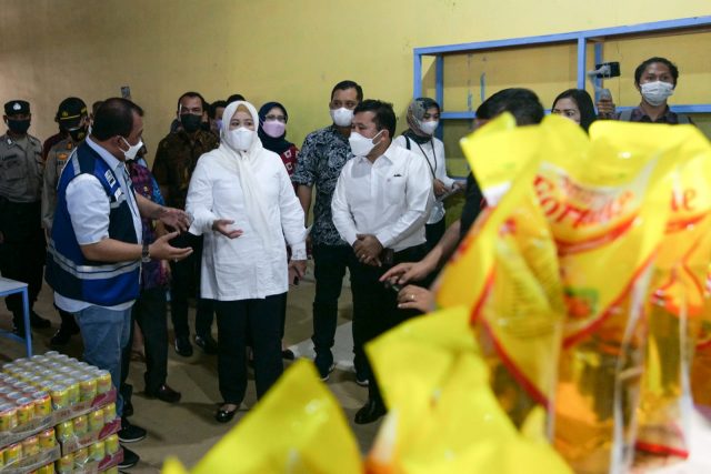 Marlin Serahkan Bantuan Minyak Goreng Bersubsidi