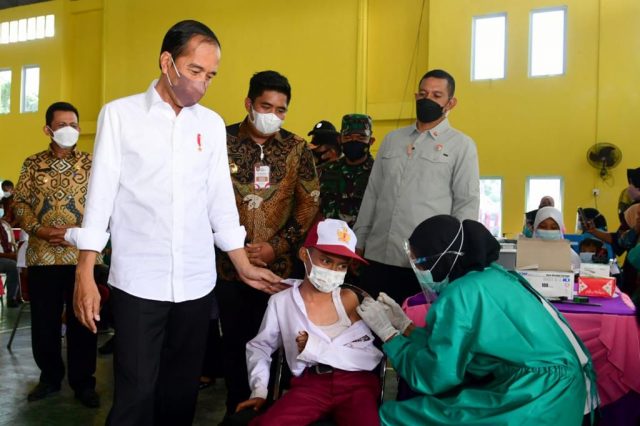 Jokowi Didampingi Ansar Tinjau Vaksinasi Booster di Bintan