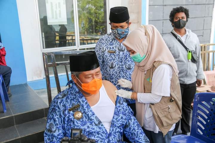 Bupati Kabupaten Kepulauan Anambas, Abdul Haris saat disuntik vaksin Booster