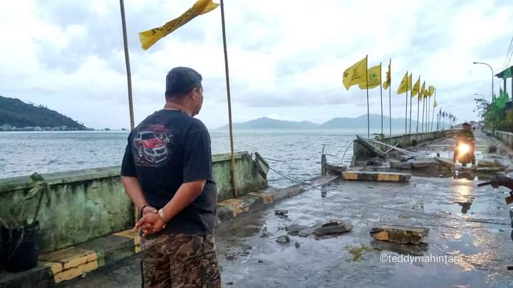 Bupati Kabupaten Kepulauan Anambas, Abdul Haris,SH saat melihat ambruknya SP I