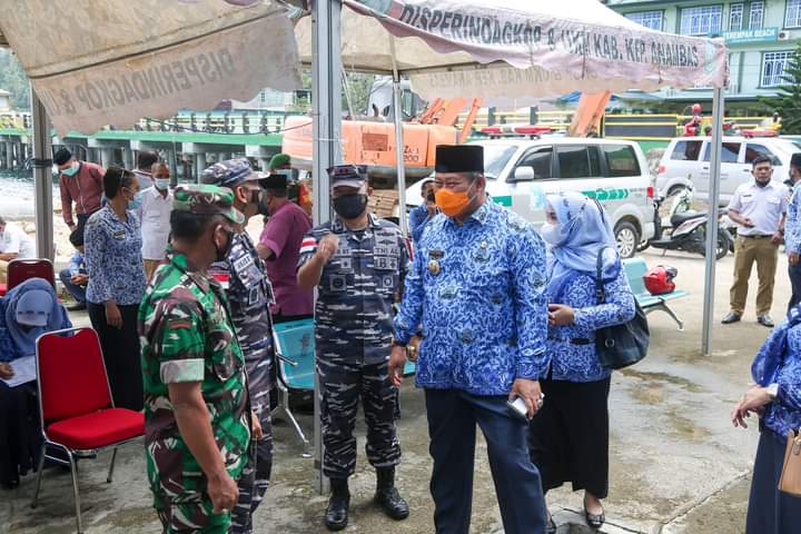 Bupati Kabupaten Kepulauan Anambas bersama sejumlah anggota TNI
