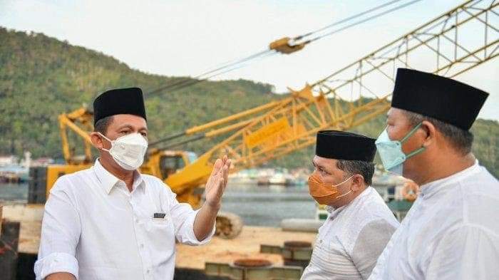 Gubernur Kepri, Ansar Ahmad ketika berbincang bersama Bupati, Wakil Bupati Kepulauan Anambas ketika di jalan Selayang Pandang II