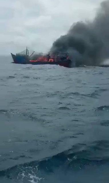 Viral..,Video Kapal Pukat Mayang Terbakar Perairan Laut Anambas