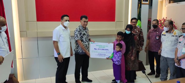 Pemkab Natuna Bersama BPJS TK Serahkan Santunan JKM dan Beasiswa Bagi Keluarga Durmi Halim