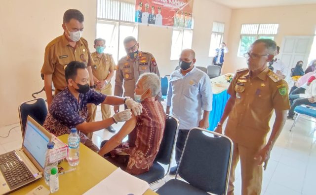 Bupati Pantau Langsung Vaksinasi Booster Dan Beri Semangat Program Nasi Kapau