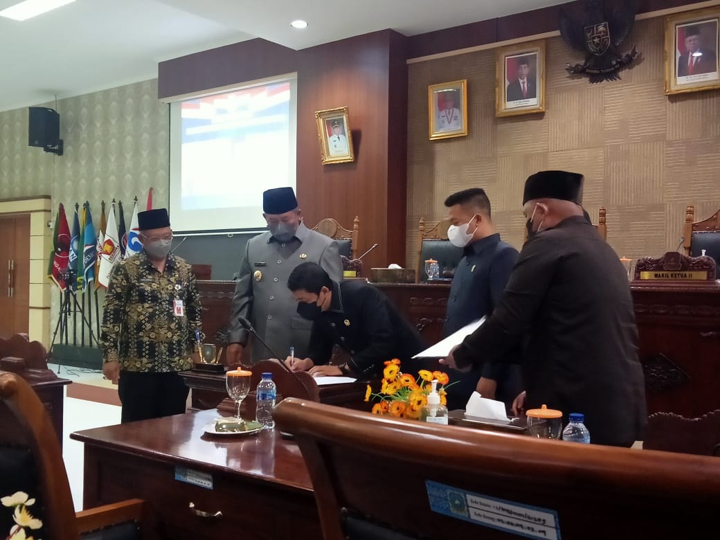 Wakil Ketua I Syamsil Umri saat menandatangani Perda