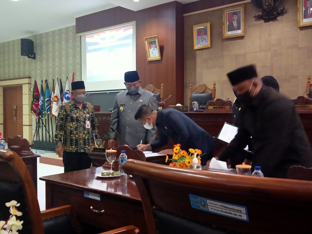 Wakil Ketua II DPRD Anambas Firdiansyah saat menandatangani Perda