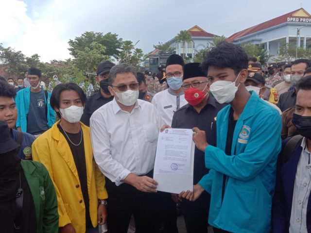 Pimpinan DPRD Temui Mahasiswa Kepri Ketika Aksi Demontrasi