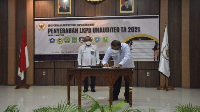 Bupati Karimun Serahkan LKPD Tahun 2021 ke BPK