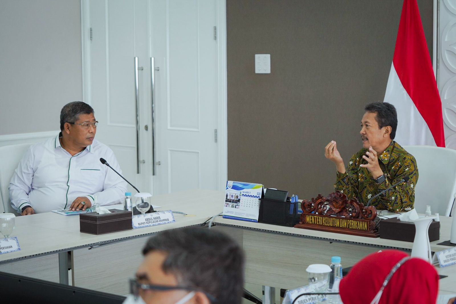 Bupati Kepulauan Anambas mendengarkan penjelasan dari Menteri KKP