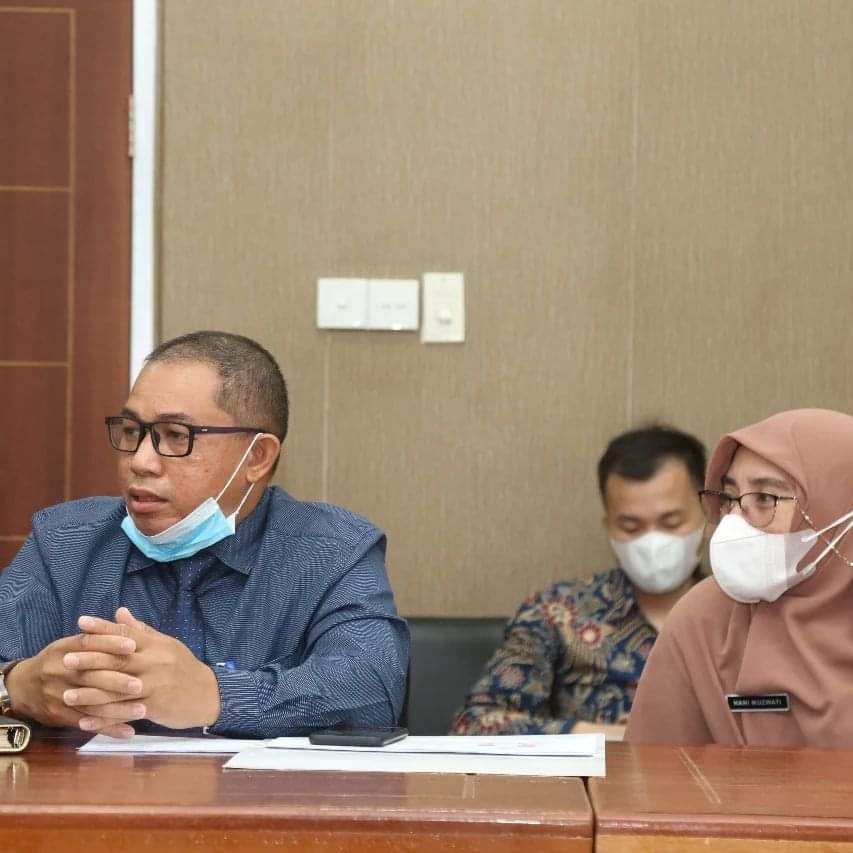 Kepala Bank Riau Kepri yang sedang mengikuti rapat