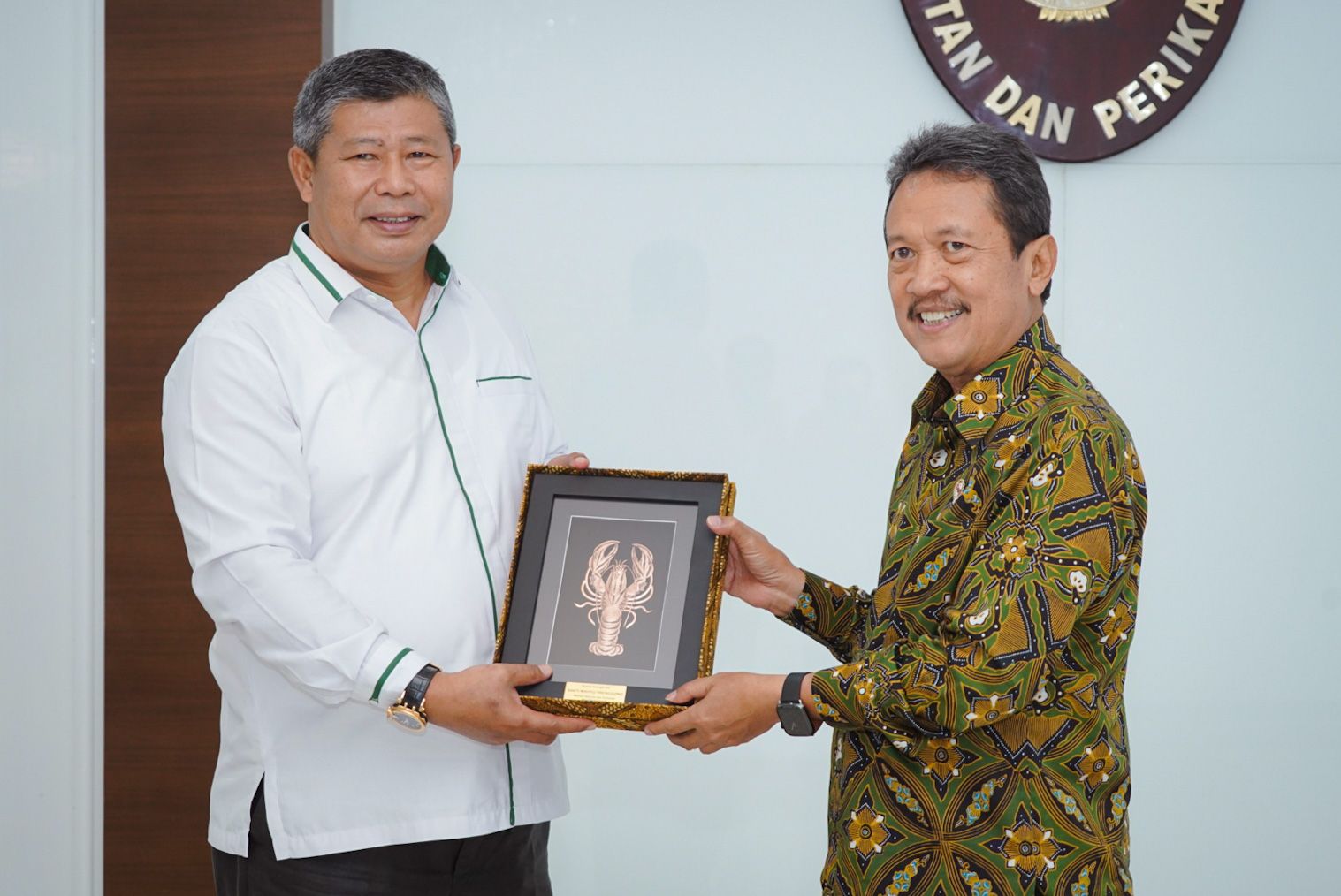 Menteri KKP RI, Sakti Wahyu Trenggono ketika memberikan cendaramata kepada Bupati Kepulauan Anambas