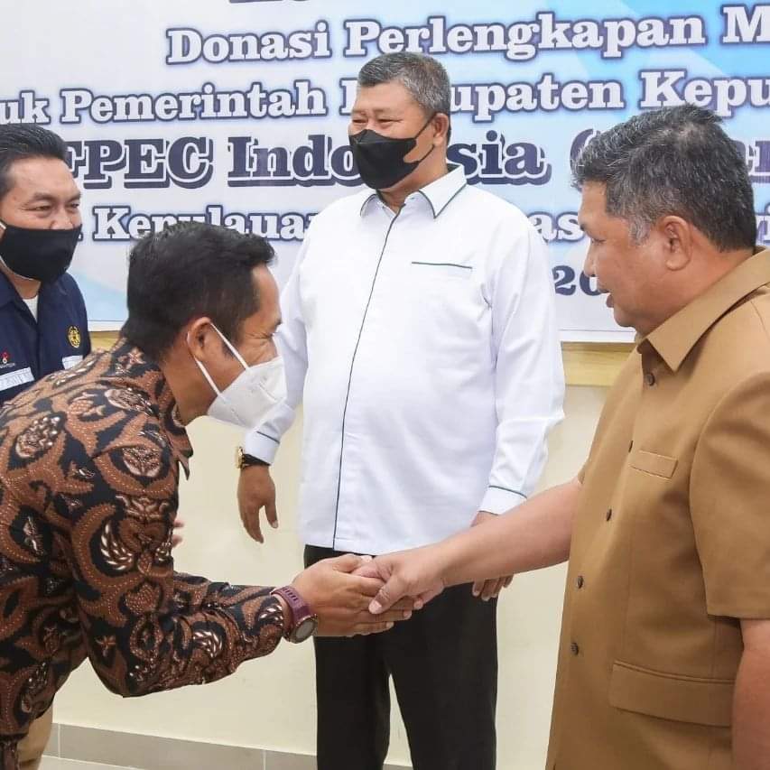 Perwakilan Kufpec Indonesia bersalaman dengan wakil bupati KKA