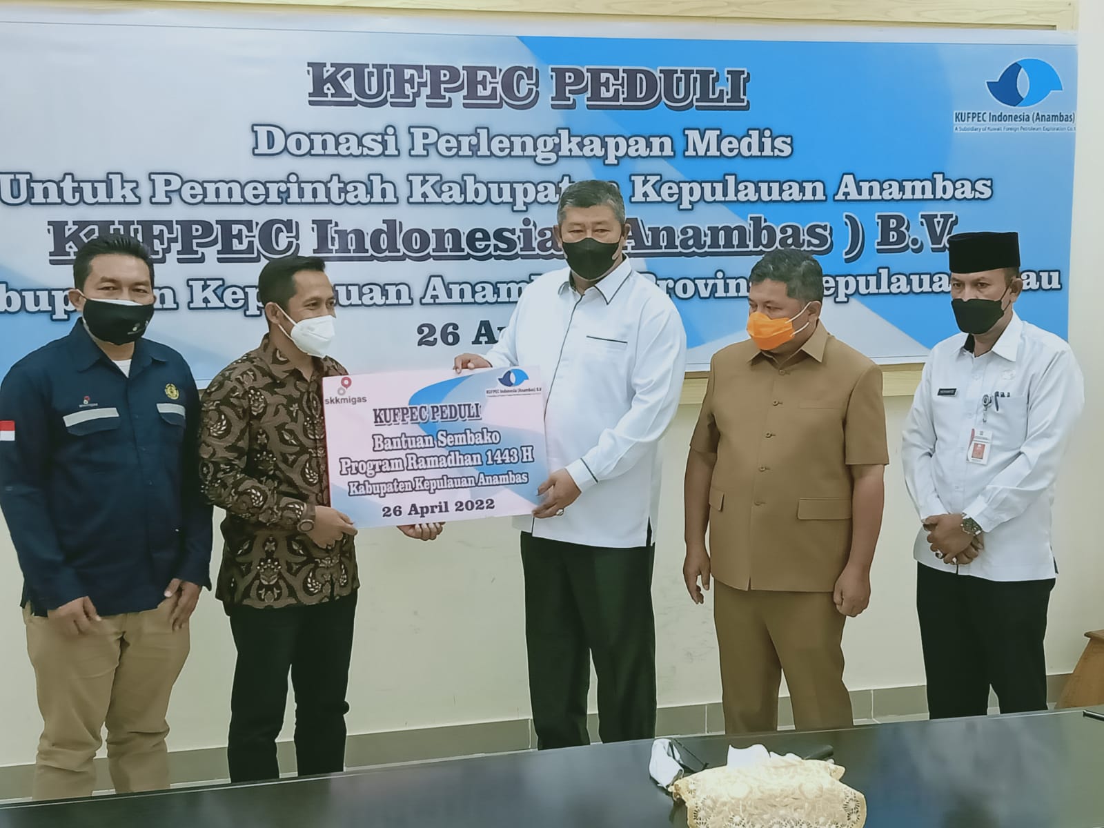 Perwakilan Kufpec menyerahkan bantuan secara simbolis kepada Bupati Kabupaten Kepulauan Anambas Abdul Haris, SH