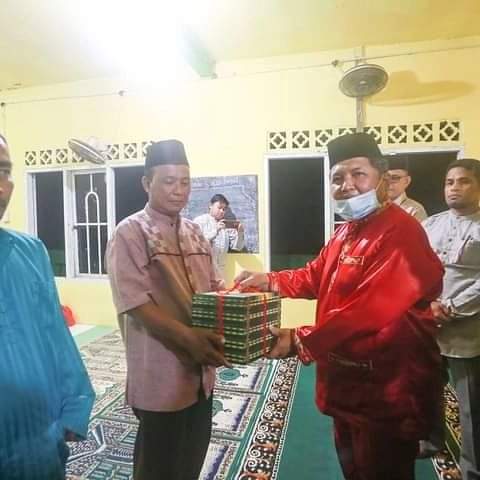 Wakil Bupati KKA Wan Zuhendra memberikan bantuan di Masjid Nurul Huda di desa Telaga