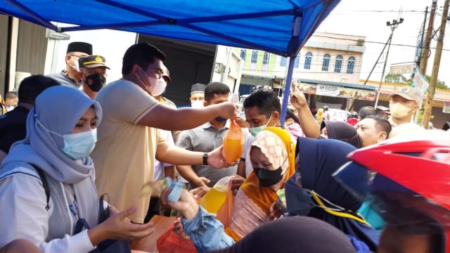 Operasi Pasar Di Bintan Timur, Roby Bantu Pedagang Layani Pembeli Yang Membludak