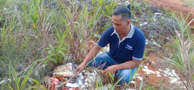 Ternyata Kondom Di Pos Kamling Penaga Berasal Dari Pembuangan OTK, Jumlahnya Ribuan Bungkus