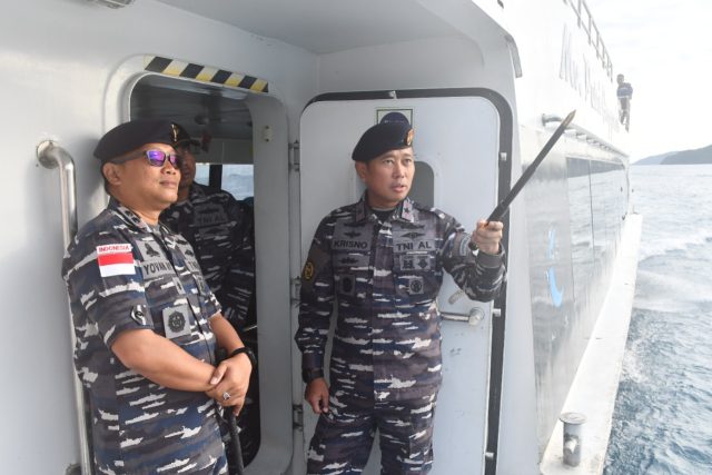 TNI Angkatan Laut Kerahkan KRI Bontang-907 Untuk Atasi Kesulitan Rakyat