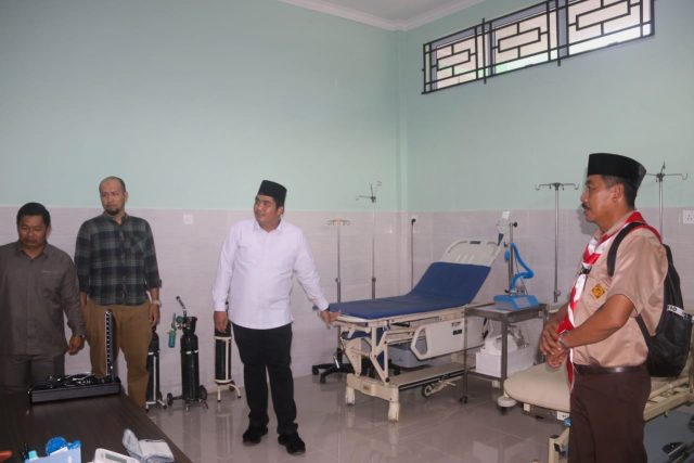 Roby Cek Kelengkapan Peralatan Fasilitas Medis Puskesmas Mantang, Kondisinya Dipastikan Memadai
