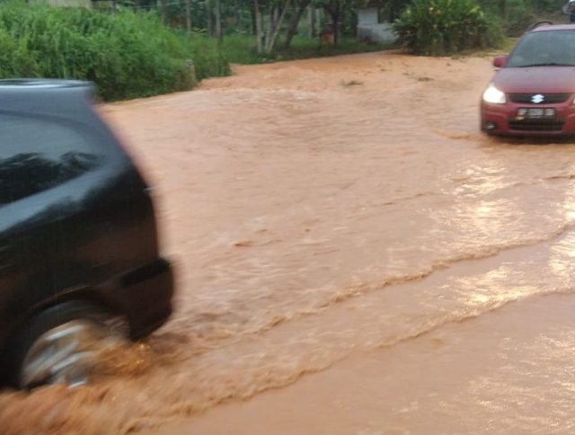 Banjir Di Jalan M Tahir Latif Makin Parah, Jalannya Seperti Off Road
