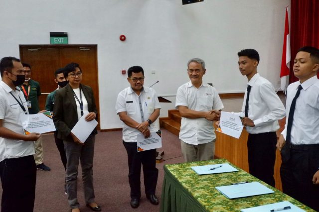 Cetak SDM Tempatan Yang Unggul, PT BIIE Beri Beasiswa Kepada 4 Pelajar