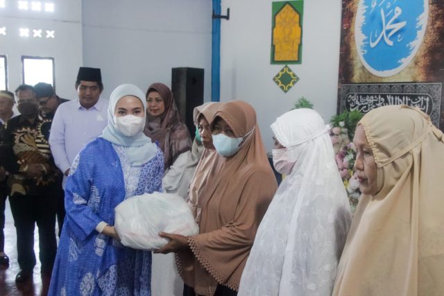 1.070 Keluarga Di Bintan Dapat Bantuan BKS Pakaian dan Sembako