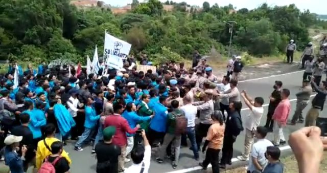 Gedung DPRD Kepri Didatangi Ratusan Mahasiswa, Ada Apa?