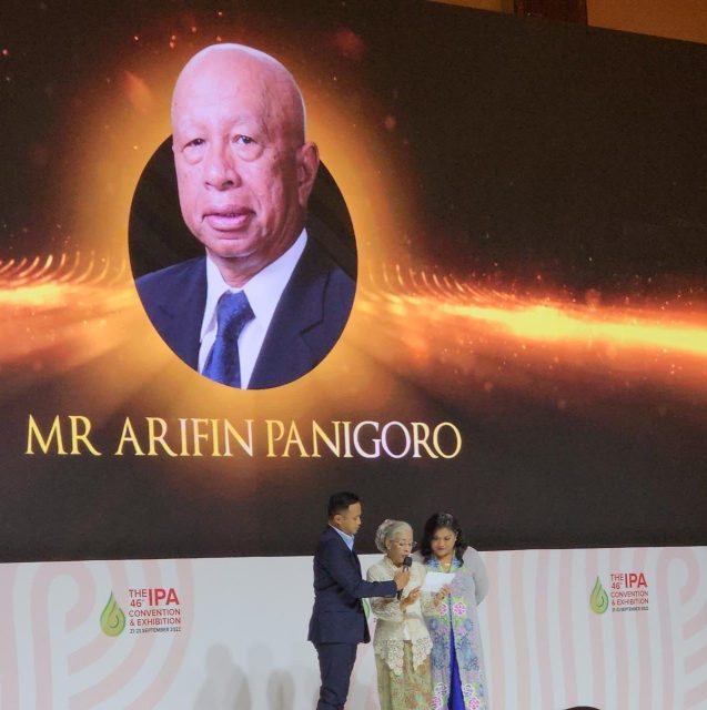 Almarhum Bapak Arifin Paniogoro Terima “Lifetime Achievement Award” Dari IPA