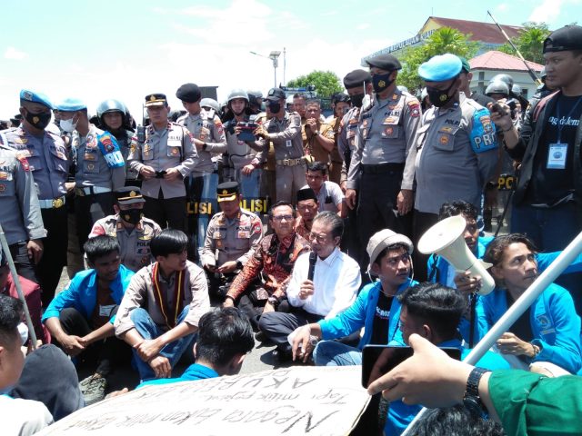 Ketua DPRD Kepri Temui Mahasiswa Demo