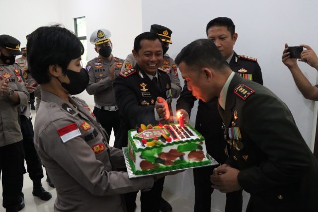 HUT TNI Ke 77, Polres Bintan Bawa Kejutan Kue Markas Tiga Matra