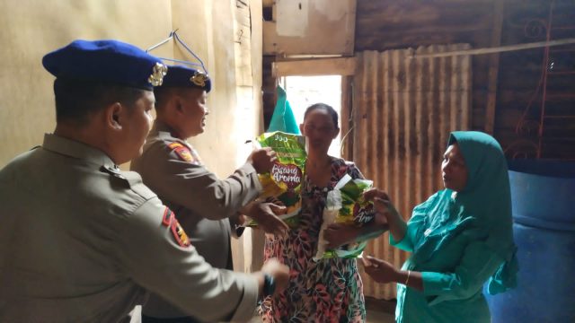 Warga Korban Puting Beliung Bintan Pesisir Dapat Bantuan Sembako Dan Uang Tunai