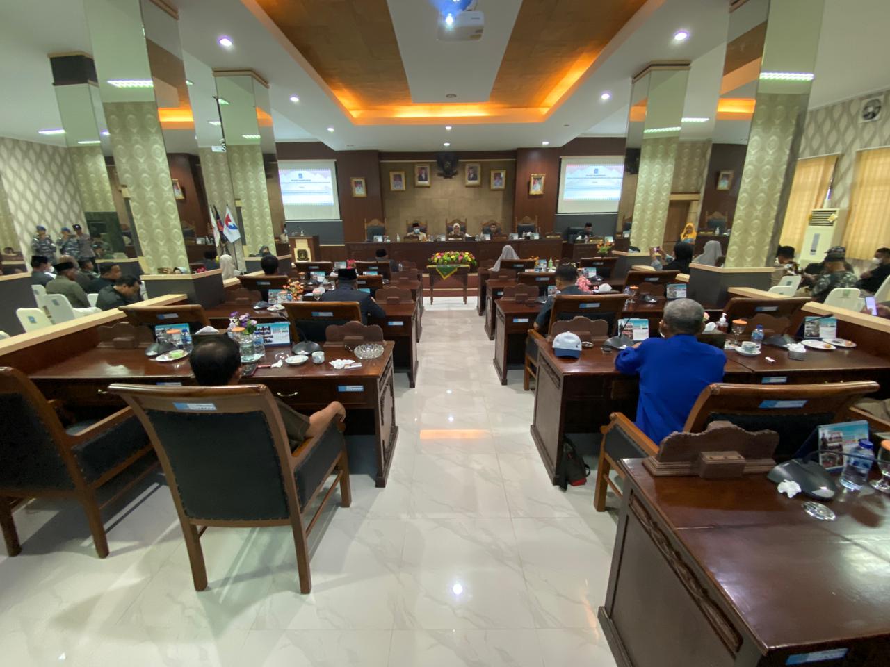 Anggota DPRD Kabupaten Kepulauan Anambas sedang rapat paripurna