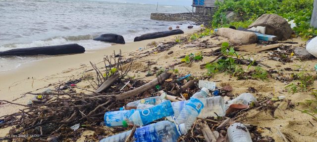 Sampah Kiriman Negara Tetangga Kembali Menghiasi Sepanjang Bibir Pantai
