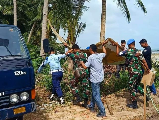 Warga Temukan Material Diduga Serpihan Pesawat Dan Telah diamankan TNI AU
