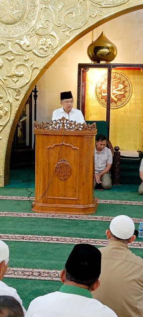Ketum DMI Pusat Sholat di Masjid Agung Al Hikmah