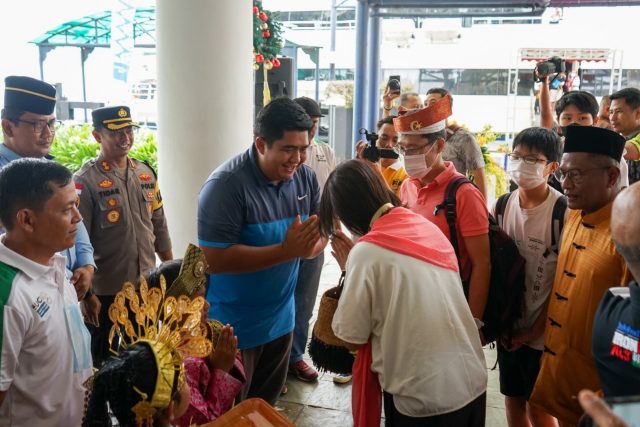 Turis Perdana Ke Bintan Disambut Kalungan Bunga Dan Tanjak Khas Melayu