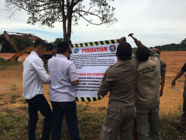 Tak Patuhi Aturan Dan Kewajiban Lingkungan, Lahan Pengembang Perumahan Disegel Satpol PP