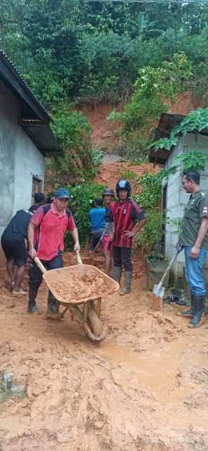 Banjir Dan Tanah Longsor Melanda warga Di Kecamatan Serasan