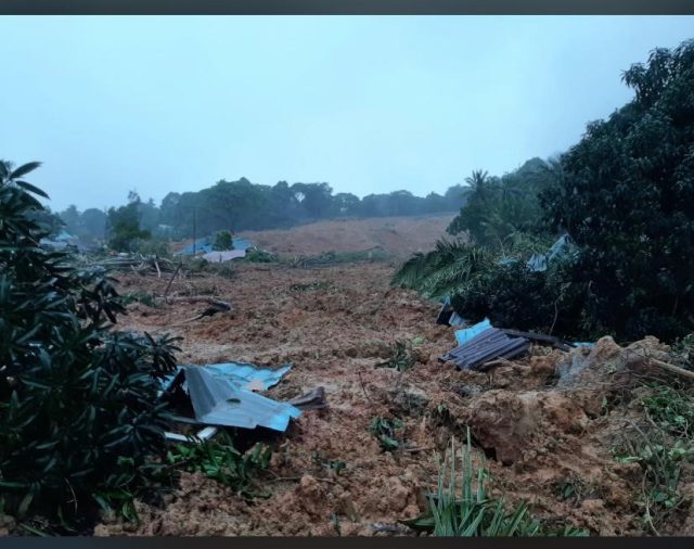 Bencana Tanah Longsor Diduga Menimbun Puluhan Warga di Dua Kecamatan