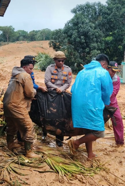 Kapolres Turut Evakuasi Jenazah Korban Longsor Di Serasan