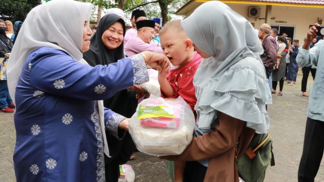 Bersumber Dari Zakat ASN, Wali Kota Kembali Serahkan 1047 Paket Sembako Sesuai Asnaf