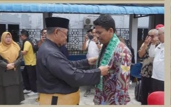 Kepala BPK RI Perwakilan Kepri di Sambut Menggunakan Kain Cual Oleh Lembaga Adat Melayu
