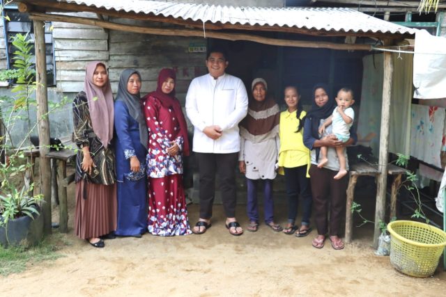 Senyum Ceria Andi Rinawati Dapat Paket Membatik Dari Bupati Roby