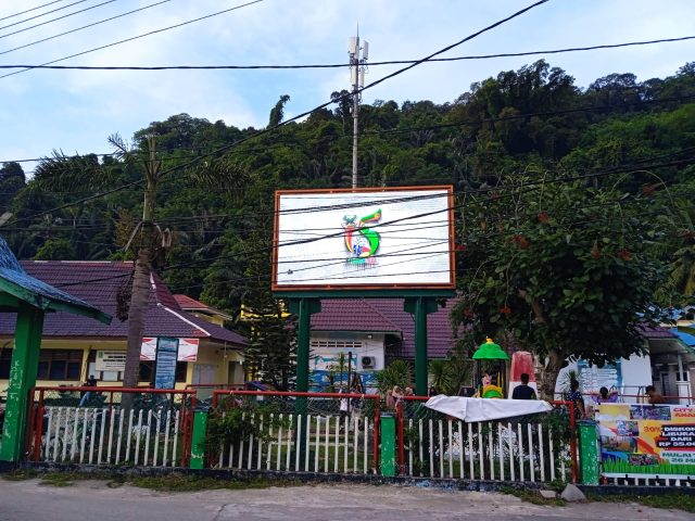 Kabel Listrik Menghilangkan Keindahan Papan Reklame Videotron