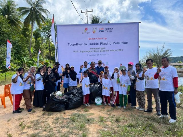 Hari Lingkungan Hidup Sedunia, Harbour Energy Lakukan Aksi Bersih Pesisir Pantai di Desa Piabung