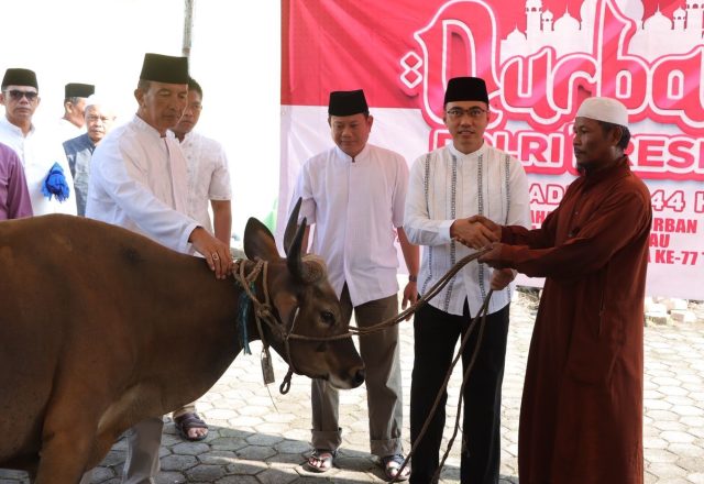 Polres Bintan Kurban 3 Ekor Sapi, Ratusan Warga Bintan Buyu Dapat Pembagian