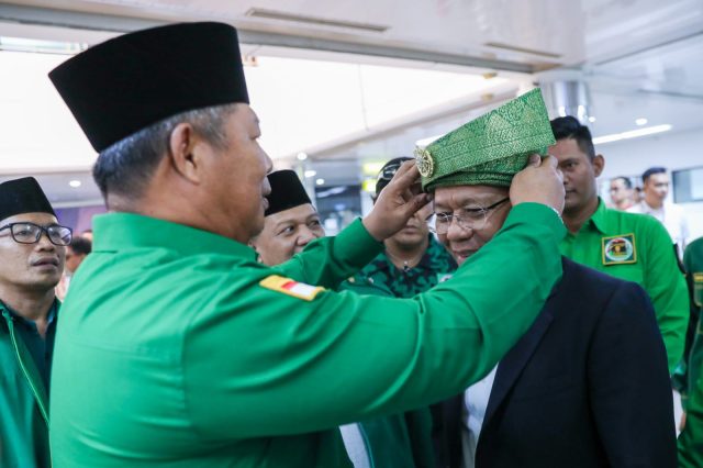 H. Abdul Haris Sambut Kedatangan Ketum DPP PPP di Batam