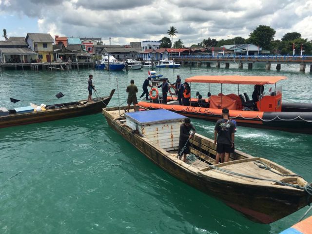 PPLP Tanjunguban Evakuasi Dua Kapal Nelayan Rusak Di Perbatasan Negara Perairan Batu Putih