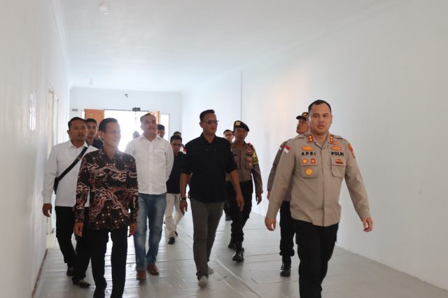 AKBP Apri Fajar Hermanto Cek Logistik Pemilu 2024 di Gudang KPU Anambas